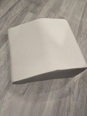 Contoured Memory Foam Knee Pillow - White